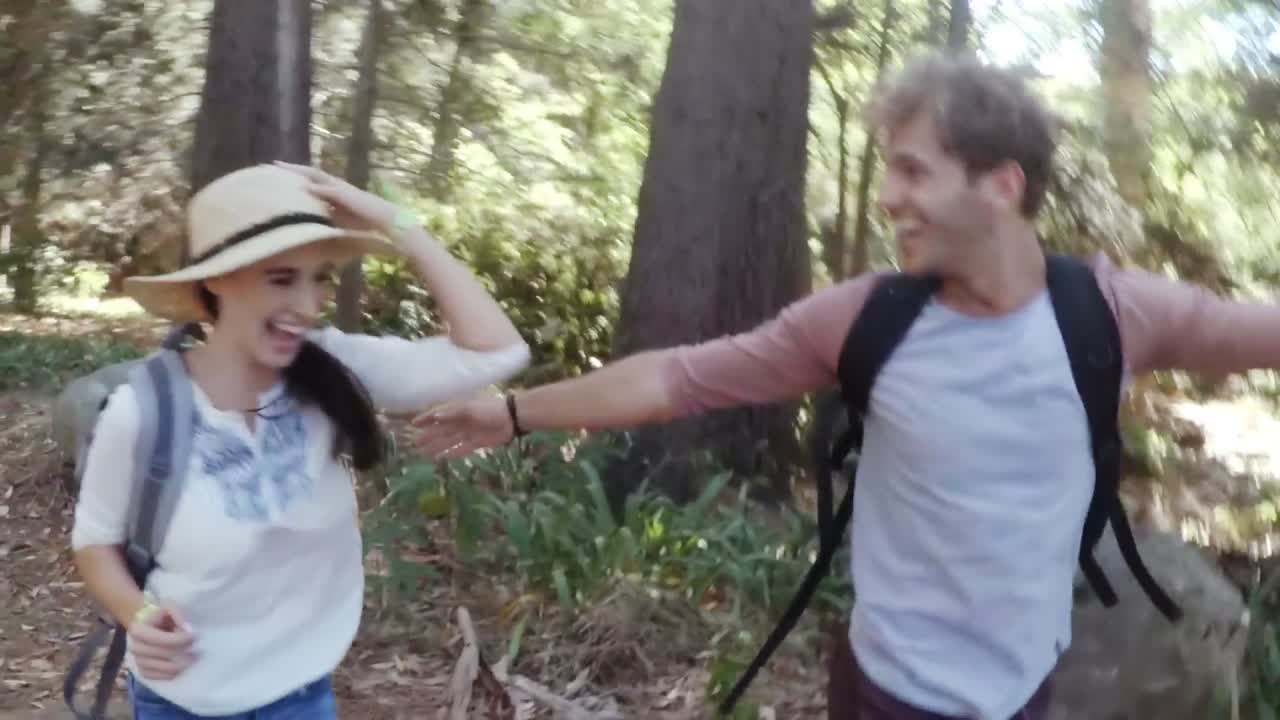 산책 하는 젊은 친구 들