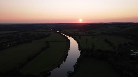 Río-Támesis-Con-Una-Romántica-Puesta-De-Sol-Dorada-En-El-Fondo,-Mapledurham-En-El-Reino-Unido