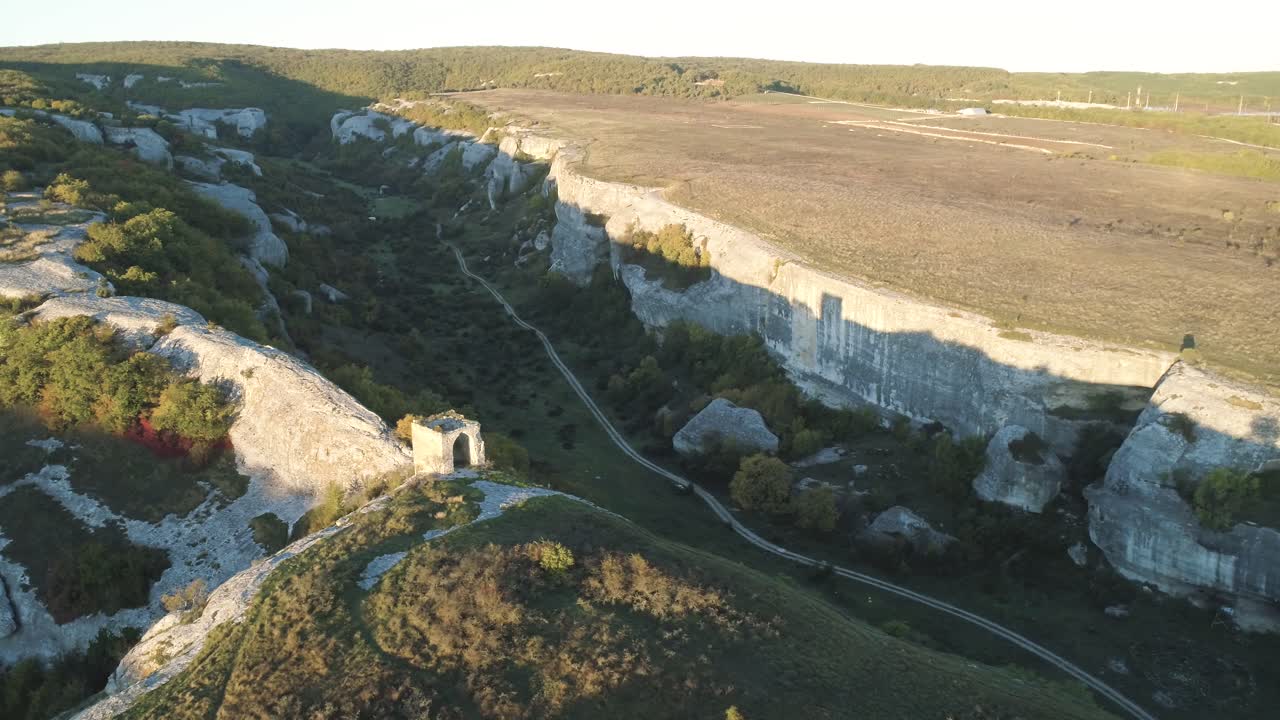 역사적 인 탑 이 있는 협곡 의 공중 사진