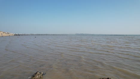 Drohne-Fliegt-Durch-Pfosten-Am-Strand