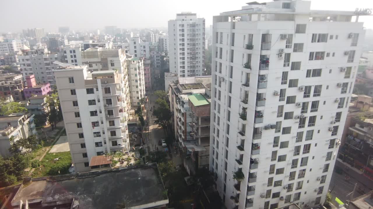 vista en alto ángulo de los edificios residenciales y financieros de la ciudad de dhaka en un día soleado