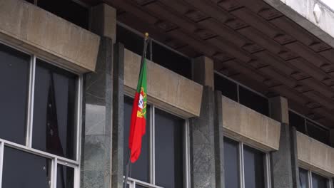 Bandera-Portuguesa-Colgada-En-Lo-Alto-De-Un-Edificio,-4kw