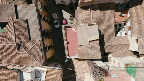 Toma-Aérea-De-Arriba-Hacia-Abajo-De-Los-Edificios-De-Un-Barrio-En-Granada,-España,-4k