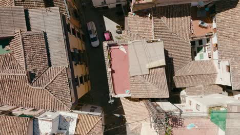 toma aérea de arriba hacia abajo de los edificios de un barrio en granada, españa, 4k