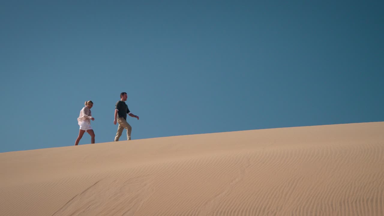 사막에 있는 커플