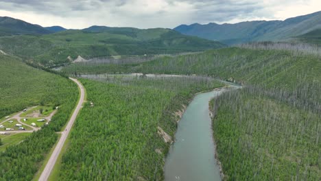 vista aérea de north fork road con north fork flathead river en montana