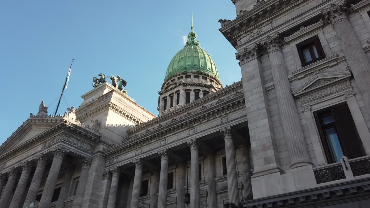 Inquadratura dal basso dell'Edificio del Congresso Nazionale, skyline di Buenos Aires, punto di riferimento della città.