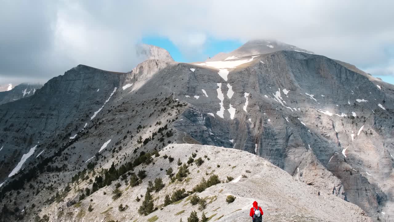 caminante solitario cruzando la meseta alpina en el monte olimpo en grecia - toma amplia