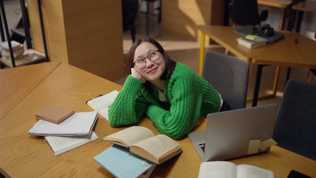mujer estudiando en una biblioteca