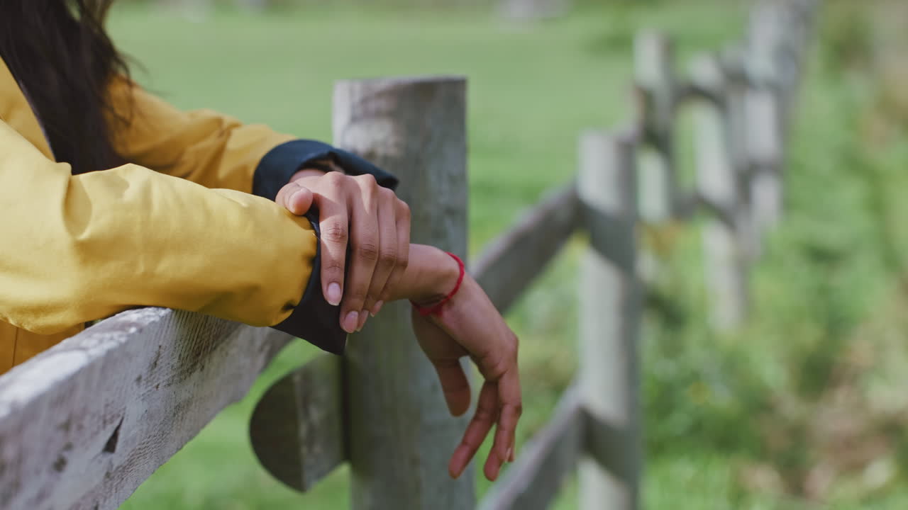manos, la granja y relajarse con una mujer inclinada