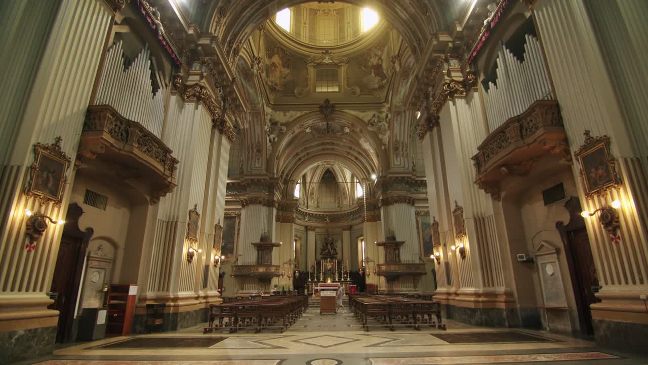 이탈리아의 크고 아름다운 교회의 내부 모습