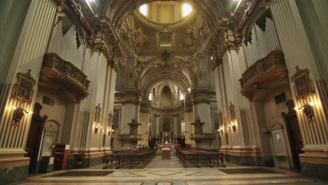 vista interior de una iglesia grande y hermosa en italia