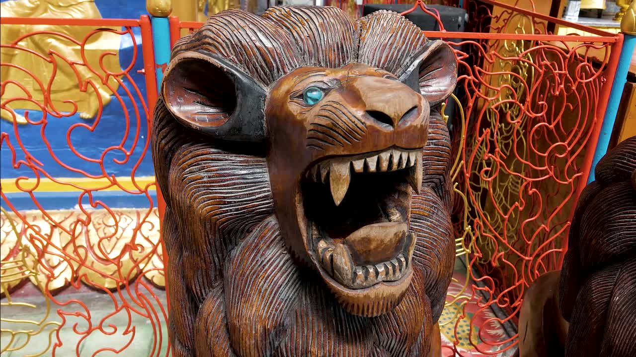 un majestuoso león tallado en exhibición en el famoso templo budista tailandés de penang