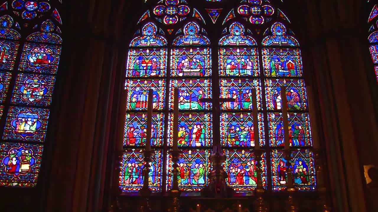 파리의 노트르담 대성당 내부의 유명한 스테인드 글라스 창문