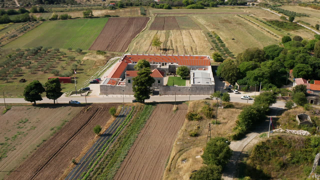 Vista Aerea Dell'Hotel Storico Maskovica Han, Un Monumento Ottomano Vicino Al Lago di Vrana a Pakostane, Croazia.