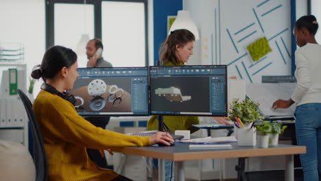 ingeniera industrial femenina usando en la computadora que muestra el software cad