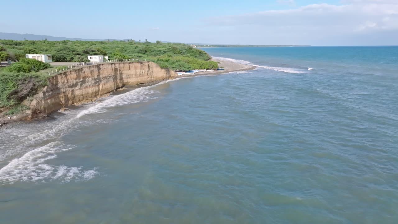 fotografía aérea de playa matanzas con la costa de acantilados rocosos y el mar del caribe durante un día soleado, bani