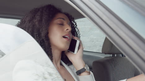 mujer negra, llamada telefónica de negocios y conductor de coche