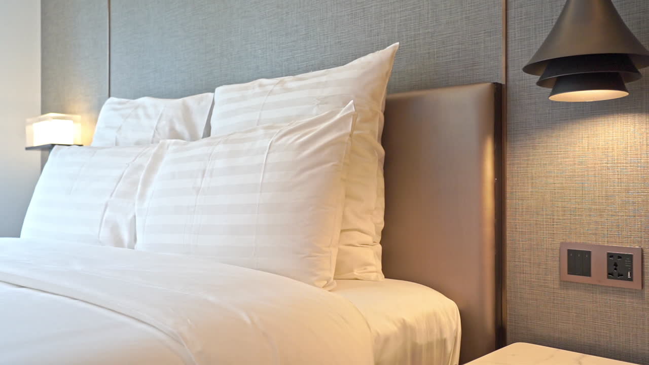 pan de la pared a las almohadas de una cama grande y cómoda en una suite de hotel