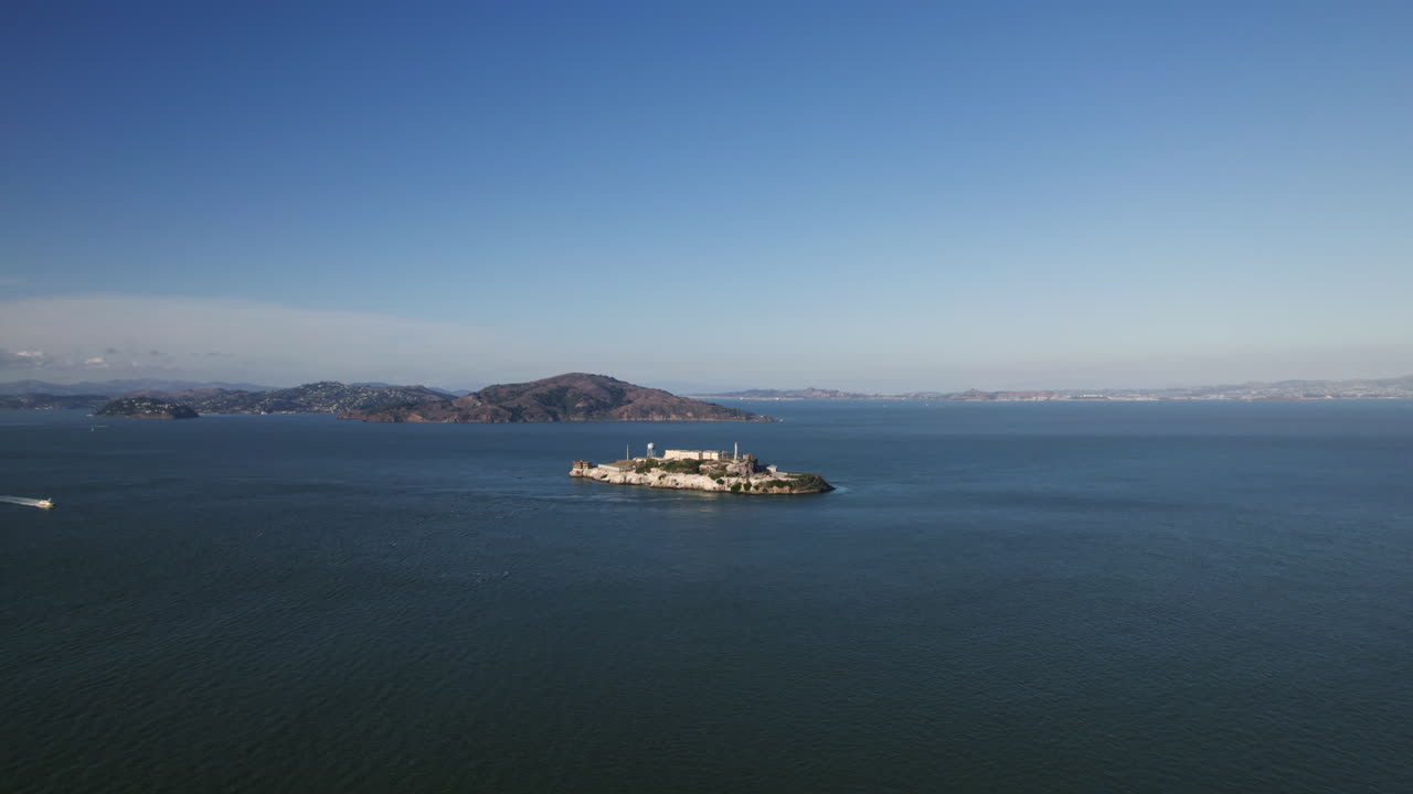 샌프란시스코의 골든 아워에서 알카트라즈 섬에 접근하는 공중 사진