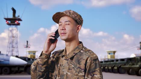soldado en el teléfono en la base militar