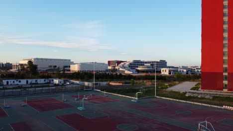 Canchas-De-Baloncesto-Y-Tenis-En-El-Campus-De-Weihai-De-La-Universidad-Jiaotong-De-Beijing,-China