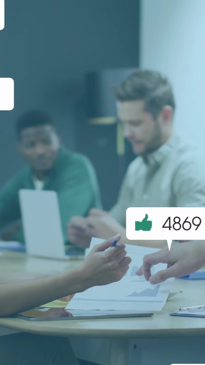 Video verticale: Team di marketing che interagisce con un laptop condividendo grafici, generando bolle social che mostrano metriche.