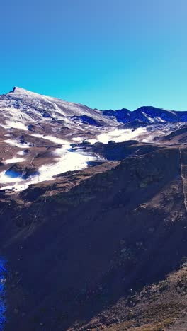 esquiadores en pendiente y cableway, sierra nevada en españa. aérea