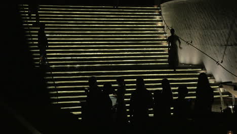 Beber-Siluetas-De-Personas-Contra-La-Iluminación-De-La-Escalera-Bangkok,-Tailandia