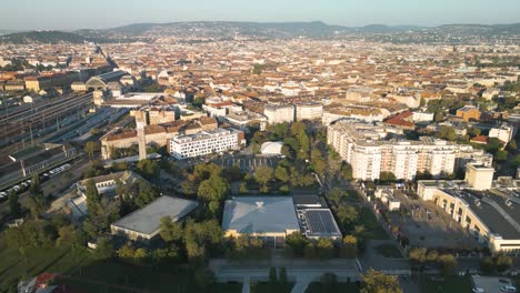 un avión no tripulado disparado hacia atrás sobre budapest, la capital húngara