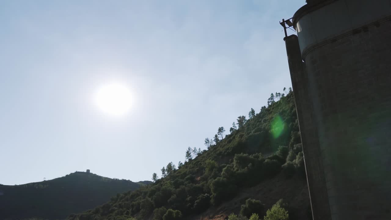 보트를 타고 다리를 건너 태양을 직접 바라보며