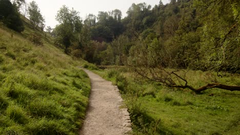 Antes-Del-Comienzo-De-La-Caminata-Dove-Dale,-Paso,-Camino-En-Milldale