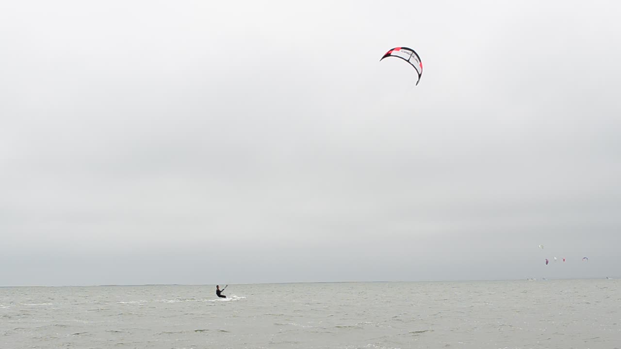 Navigare su una tavola a vela. Mare e vento.