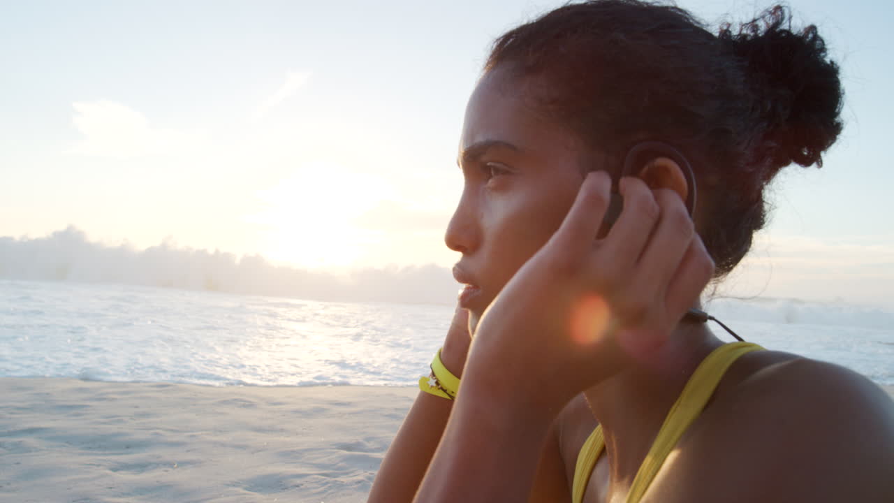 Femme en forme, sportive et active retirant