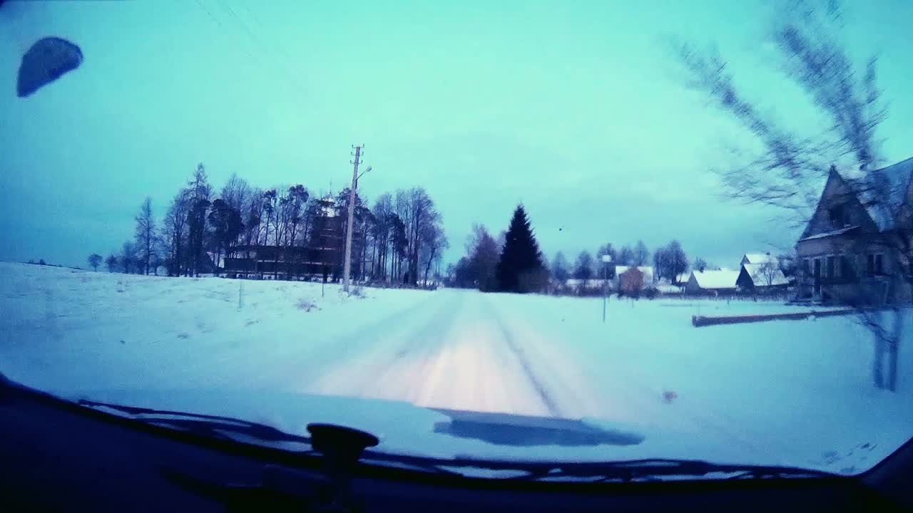 conducir un automóvil con un parabrisas congelado sobre los bosques