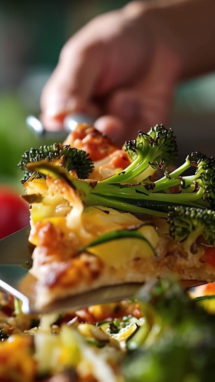 Deliziosa Fetta di Pizza Vegetariana con Broccoli Freschi, Zucchine e Condimenti Colorati in un Primo Piano Che Cattura Ogni Dettaglio Saporito