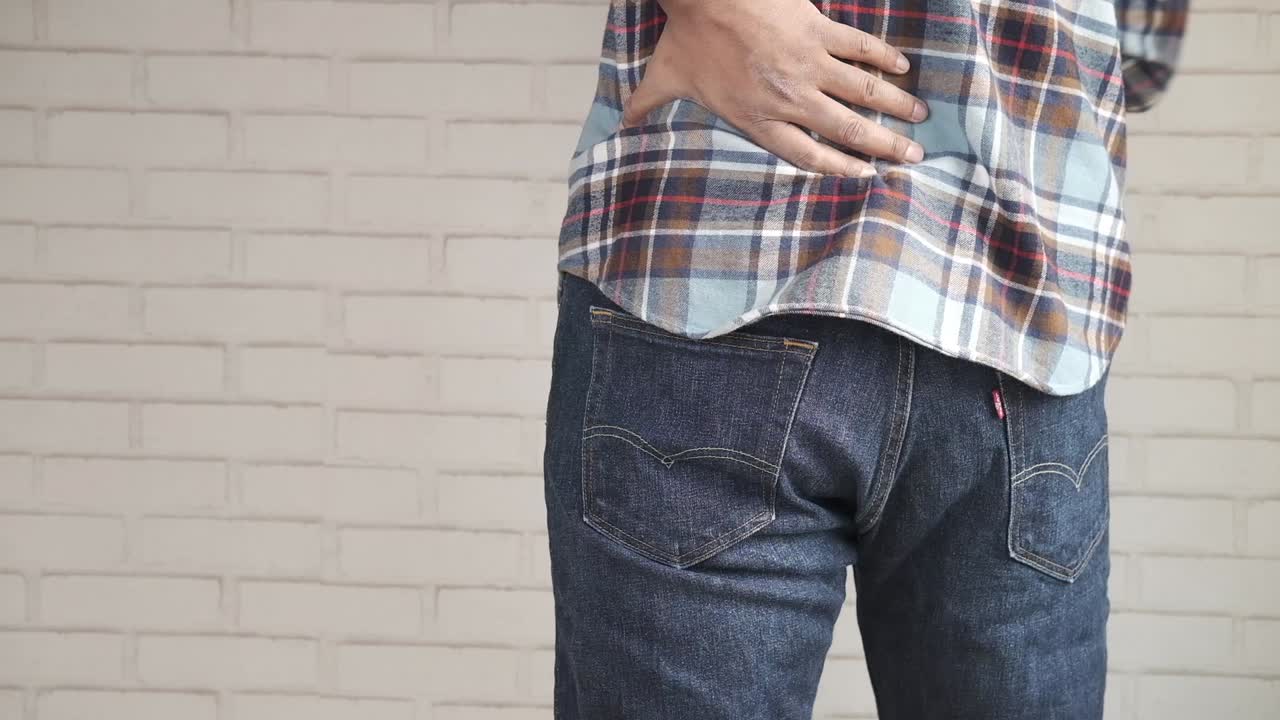 허리 통증이 있는 남자