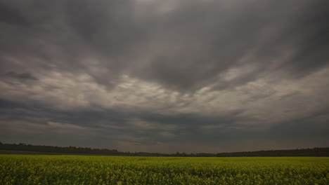 Dunkle-Stürmische-Wolken,-Die-Sich-über-Das-Frühlingsfeld-Bewegen