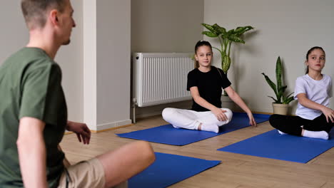 niños practicando yoga