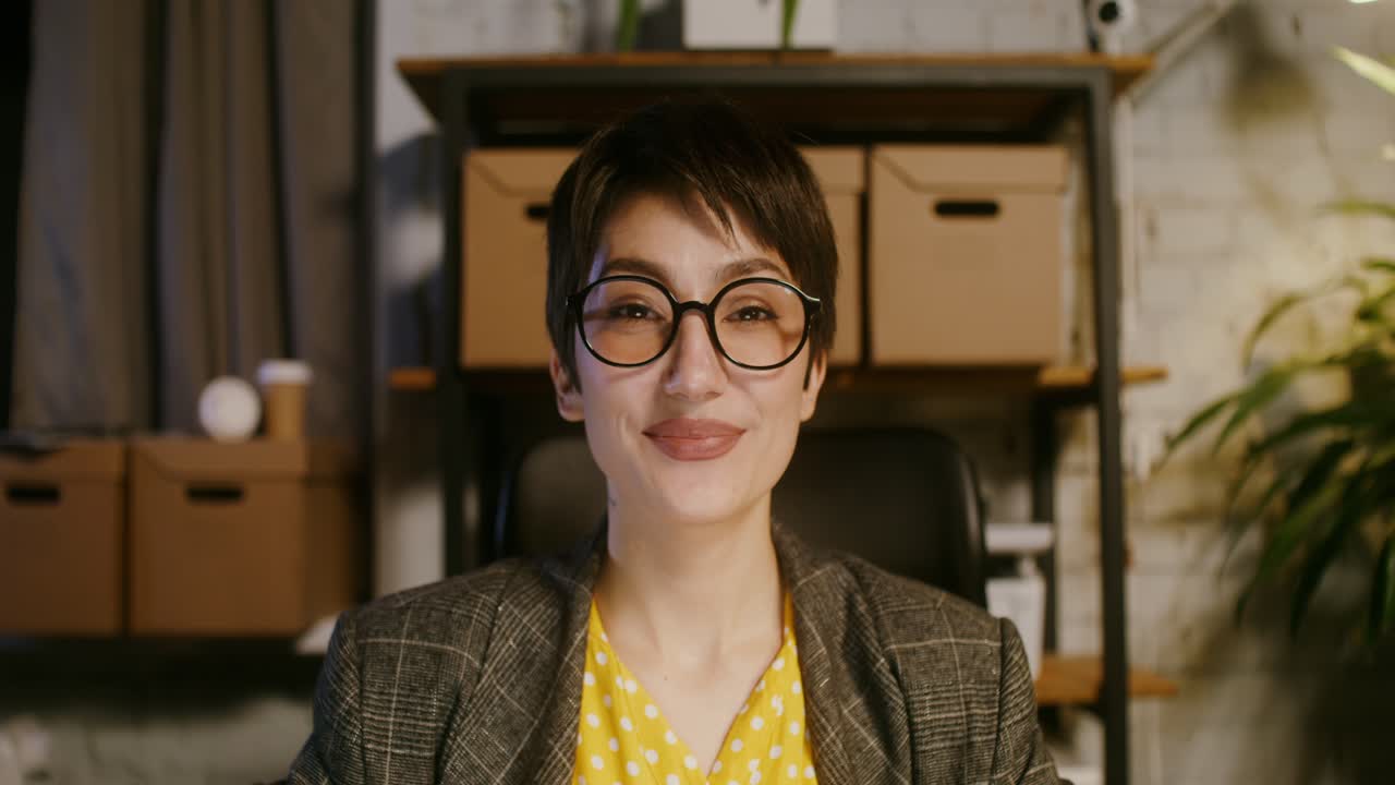 mujer en traje de negocios durante la videoconferencia