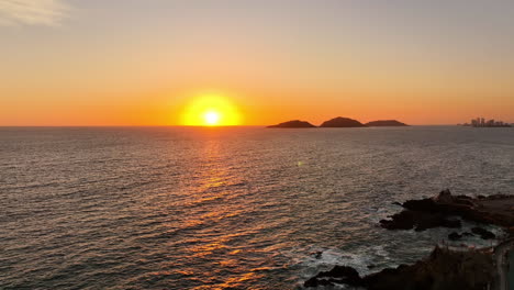 vista aérea de la tranquila costa rocosa de mazatlan, una noche soleada en sinaloa, méxico