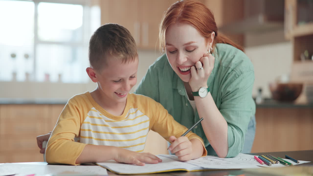Famiglia, scuola e una madre che aiuta suo figlio