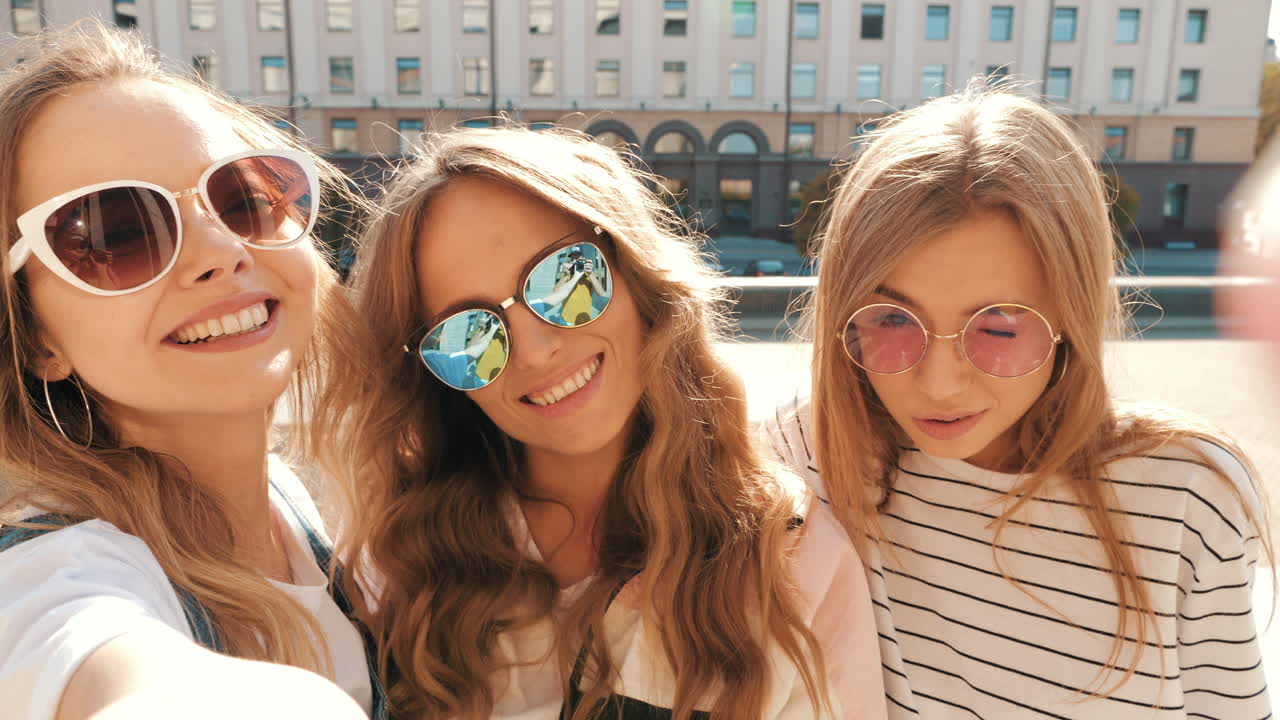 도시에서 셀피를 찍는 세 명의 여성
