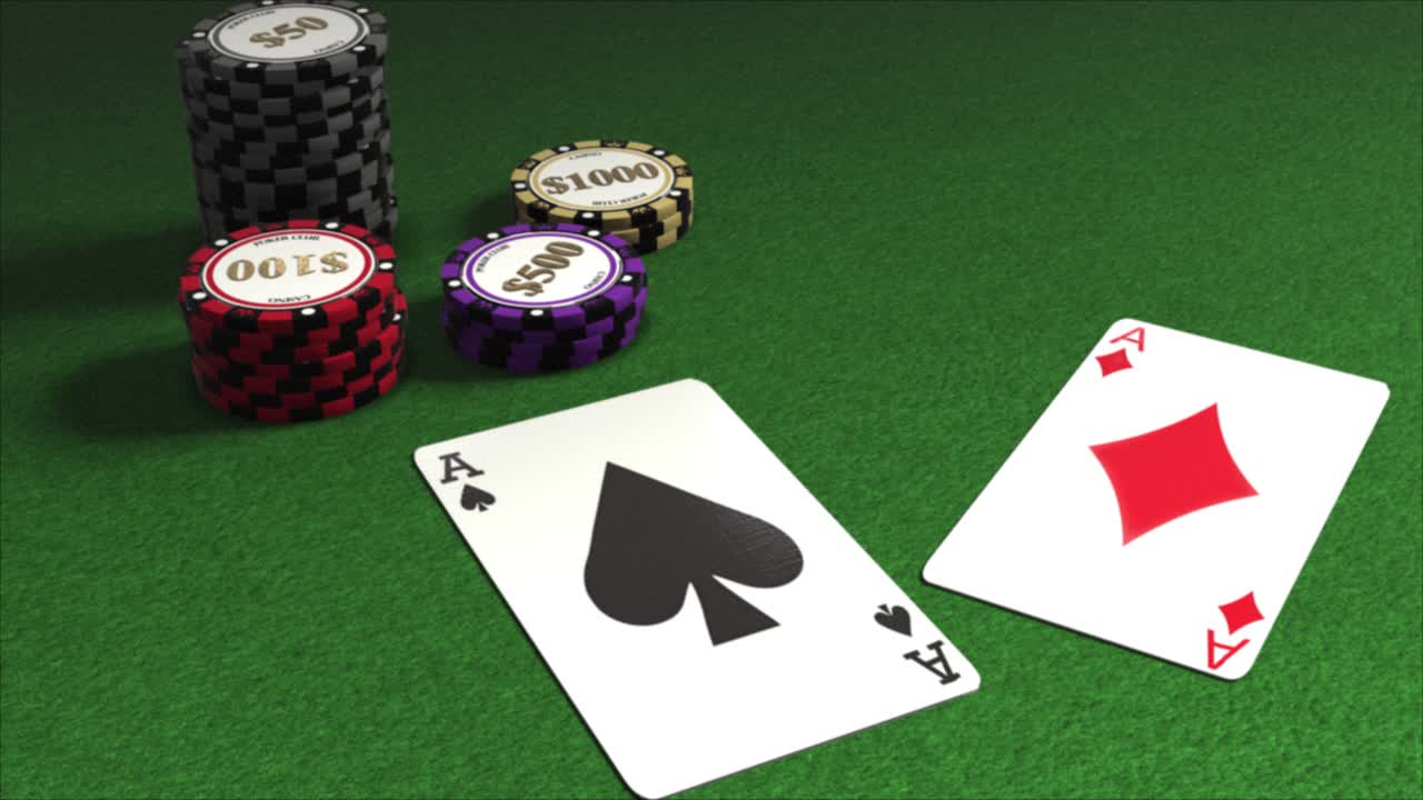 cartas repartidas en una mesa de póquer con montones de fichas de juego - manos de póquer - as de picas y ases de diamantes - par