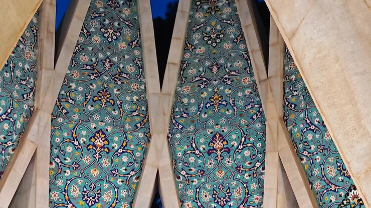 Elaborate Maioliche Persiane su Struttura Architettonica