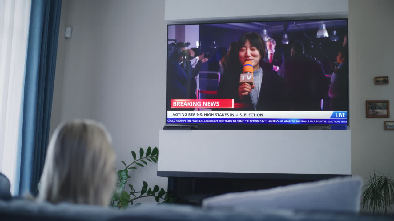 viendo noticias sobre las elecciones en la televisión.