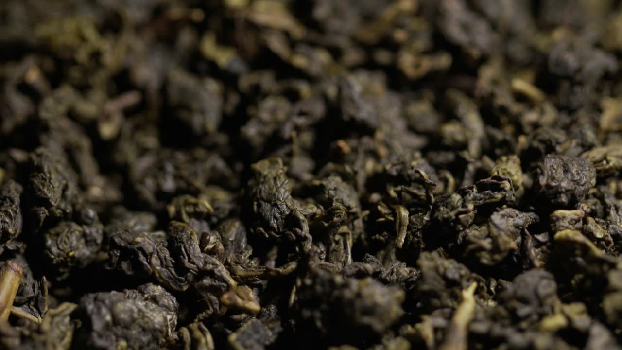 자연 건조한 녹색 차는 스탠드에 회전합니다.