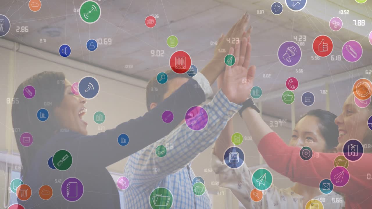 animación de iconos de los medios sobre diversas personas de negocios sonriendo