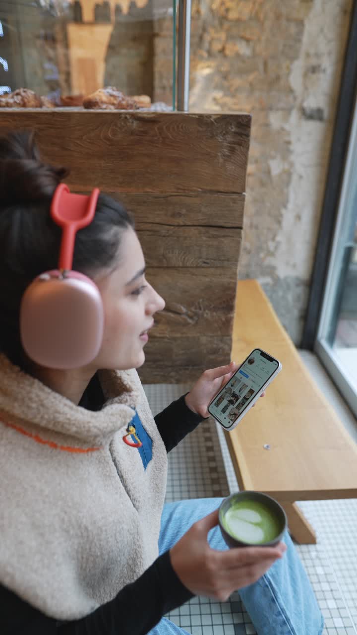 mujer disfrutando de un descanso para tomar un café en una cafetería