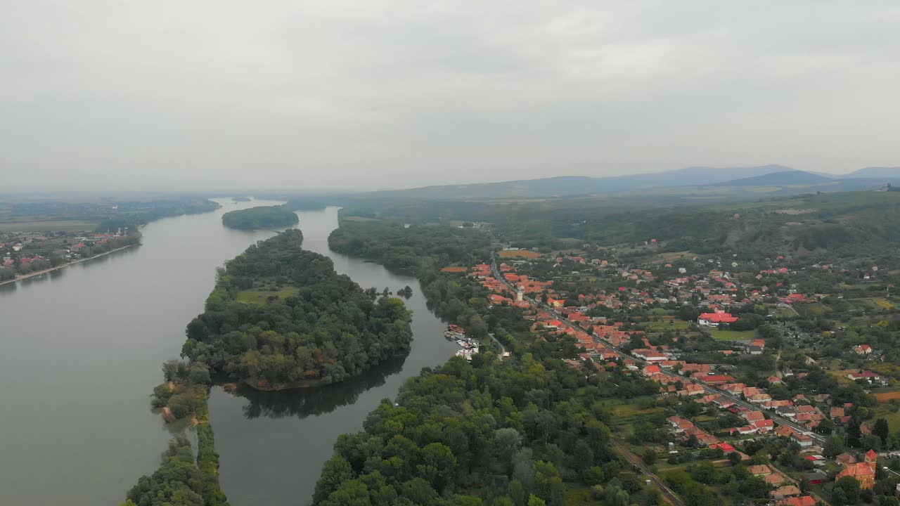 vista aérea de un pequeño pueblo y el danubio en hungría